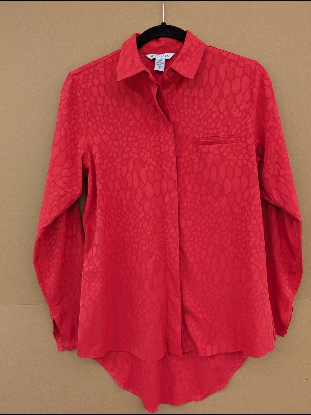 Athleta Urbanite Jacquard Top Red Leopard Print XS Button Up High Low Hem Shirt